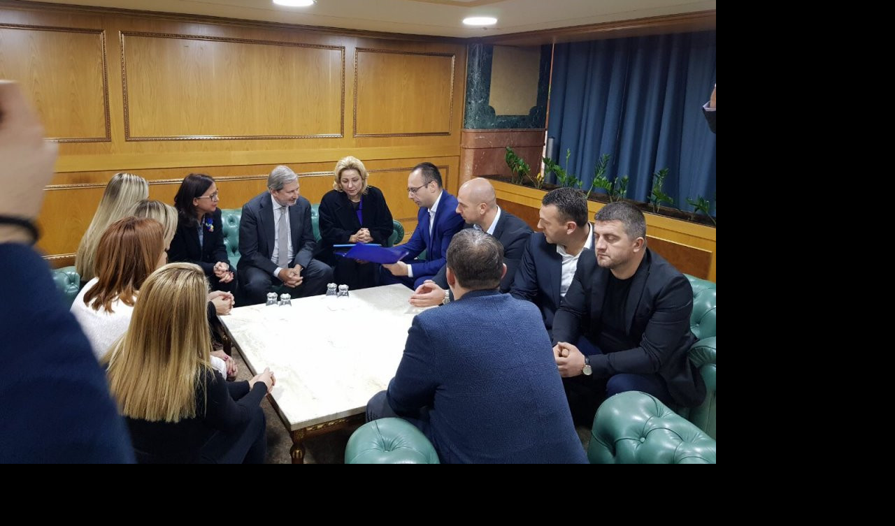 (FOTO) EVROPSKI KOMESAR ČUO GLAS SRBA! Han se sastao sa predstavnicima Srpske liste!
