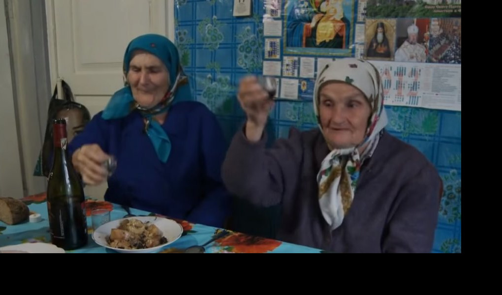 (VIDEO) NIKO NE ZNA KAKO SU UOPŠTE ŽIVE: Babuške Černobilja jedu ozračenu hranu, piju ozračenu vodu, ali radijacija nije ono čega se najviše boje!