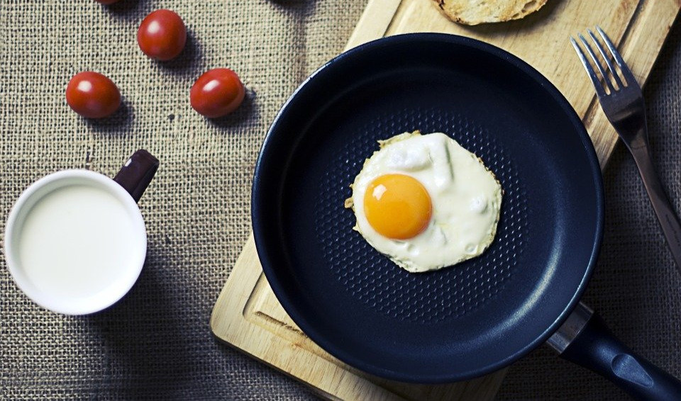 Žena spremala deci doručak, a kada je razbila jaje UGLEDALA JE PRIZOR ZBOG KOJEG JE VRISNULA OD ŠOKA(FOTO)