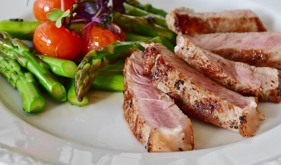 BAREM JEDNOM NEDELJNO: 5 stvari koje se dese kad jedete crveno meso!