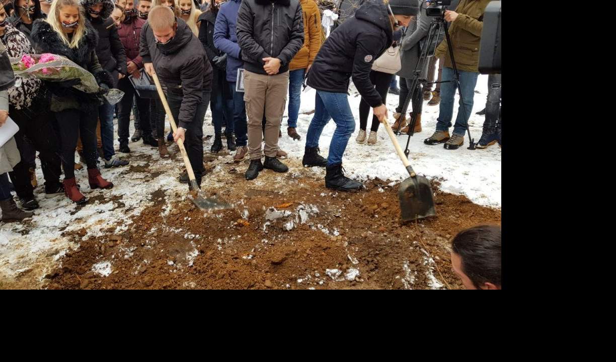 (FOTO) PRIŠTINA SAHRANILA MEĐUNARODNO PRAVO! Studenti održali novi protest u Kosovskoj Mitrovici