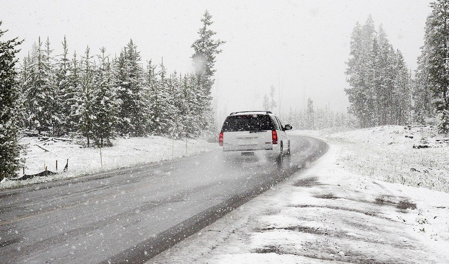 STANJE NA PUTEVIMA: Još uvek ima snega na kolovozu u planinskim predelima, na delu Kopaonika obustavljen saobraćaj zbog nevremena!