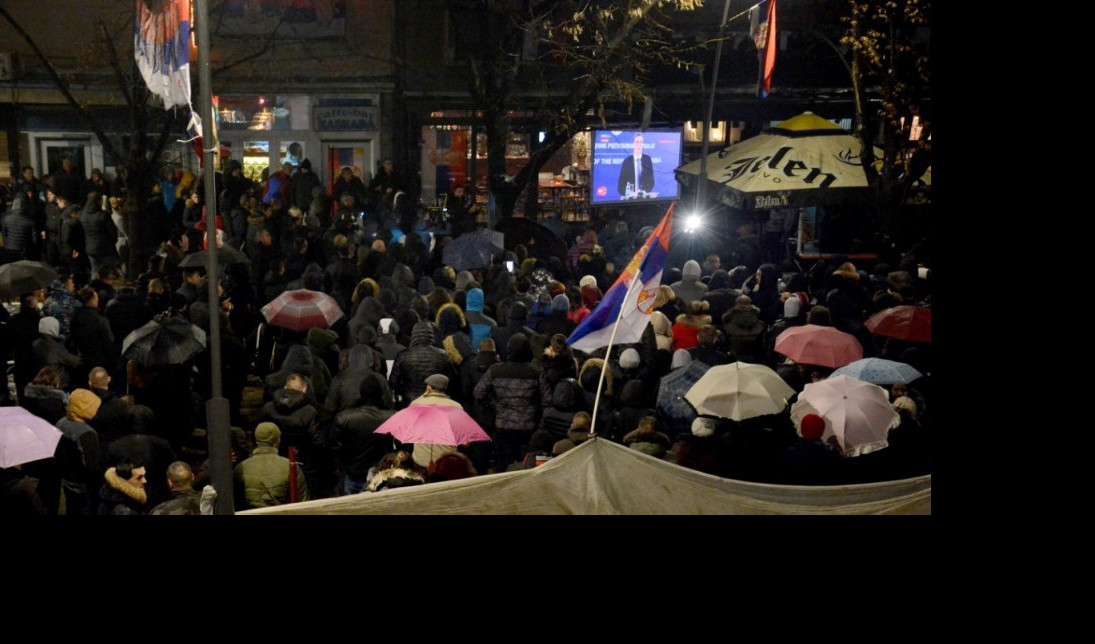 (VIDEO/FOTO) ORILO SE "SRBIJA, SRBIJA!" Evo kako su Srbi u Mitrovici reagovali na Vučićevu poruku DA ĆE SRBIJA IMATI SNAGE DA IH ZAŠTITI!