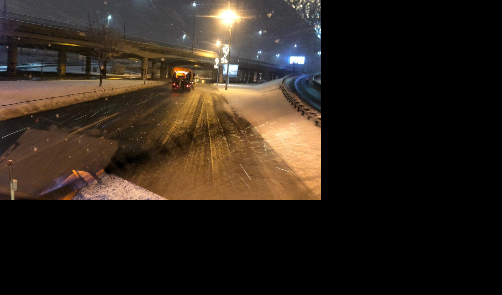 OTEŽAN I USPOREN SAOBRAĆAJ: U većem delu Srbije pada sneg umerenog intenziteta!