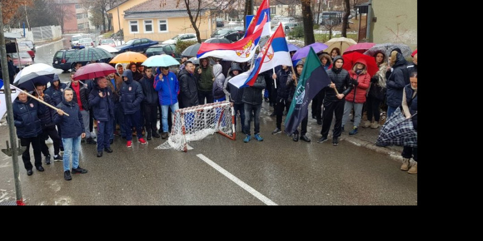 (VIDEO/FOTO) PROTEST SRPSKIH SPORTISTA NA KiM: Izbacili su nas iz sala, terena i sa stadiona, ALI NEĆE SA KOSOVA!