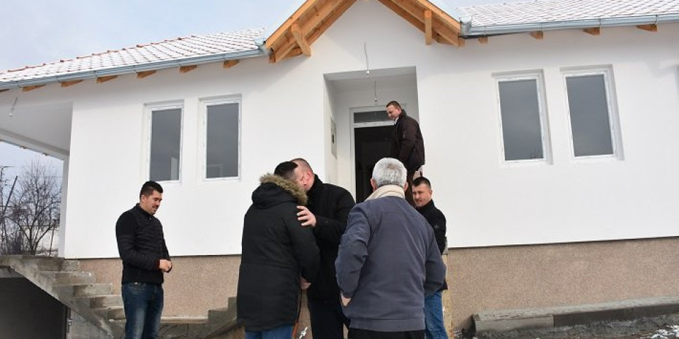 (FOTO) NOVI DOM ZA SEDAM MAKSIMOVIĆA IZ SUŠICE! "Ovo nam znači opstanak", poručio domaćin Miodrag!