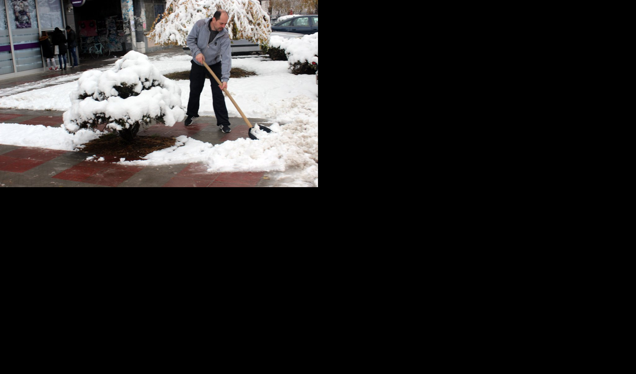 PLJUŠTAĆE KAZNE! Inspekcija vrši kontrole za neočišćeni sneg i led ispred kuća - Ambulante pune pacijenata sa IZLOMLJENIM KOSTIMA