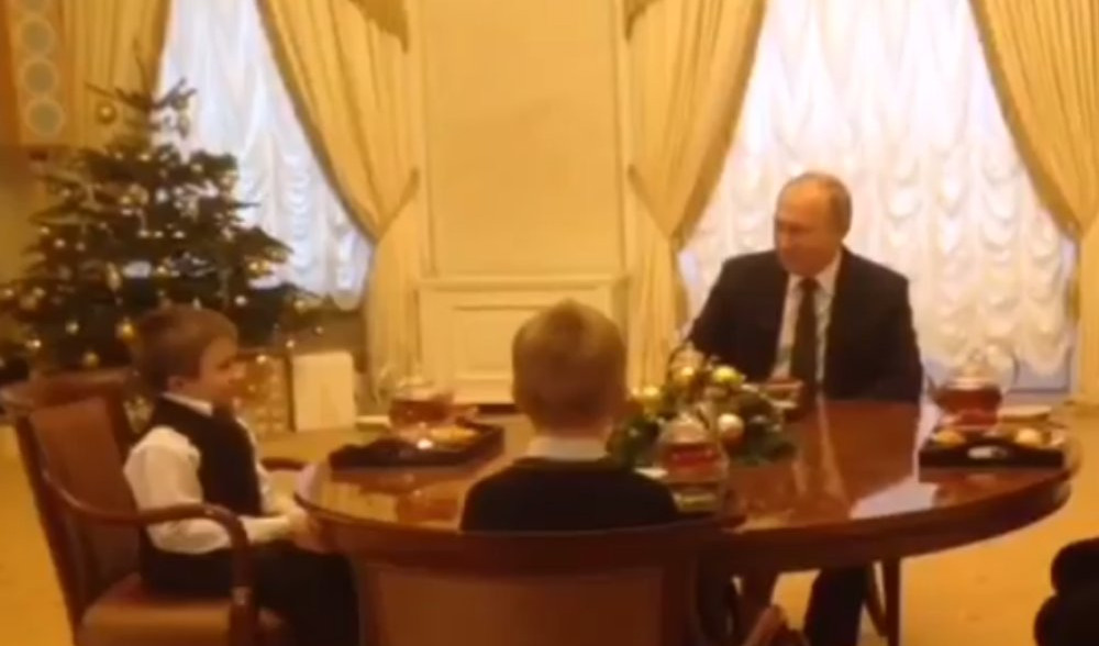 (VIDEO) VELIKI ČOVEK PRE SVEGA! ZBOG OVAKVIH STVARI SE DIVIMO PUTINU! Predsednik Rusije ispunio neobičnu želju bolesnom dečaku!