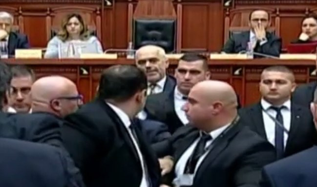 (VIDEO) RAMA DOBIO JAJE U GLAVU! Haos u parlamentu, poslanici napali premijera Albanije!