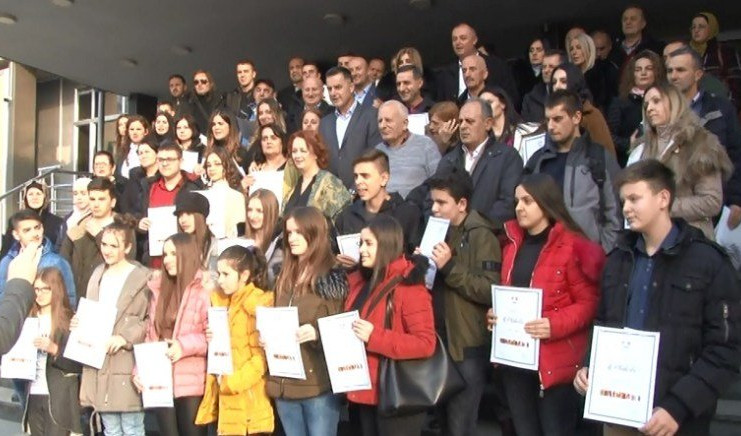 PREPOZNAT TRUD NAJBOLJIH: Grad Novi Pazar nagradio najbolje učenike i prosvetare!