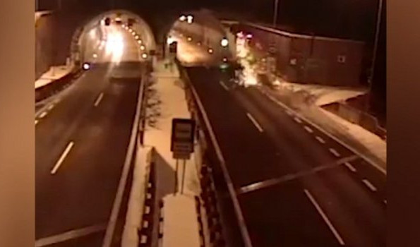 (JEZIVI VIDEO) KAKMIKAZA! Ovaj vozač je mislio da njegov auto MOŽE DA LETI! Tako se zakucao u tunel da su svi pomislili DA JE MRTAV!