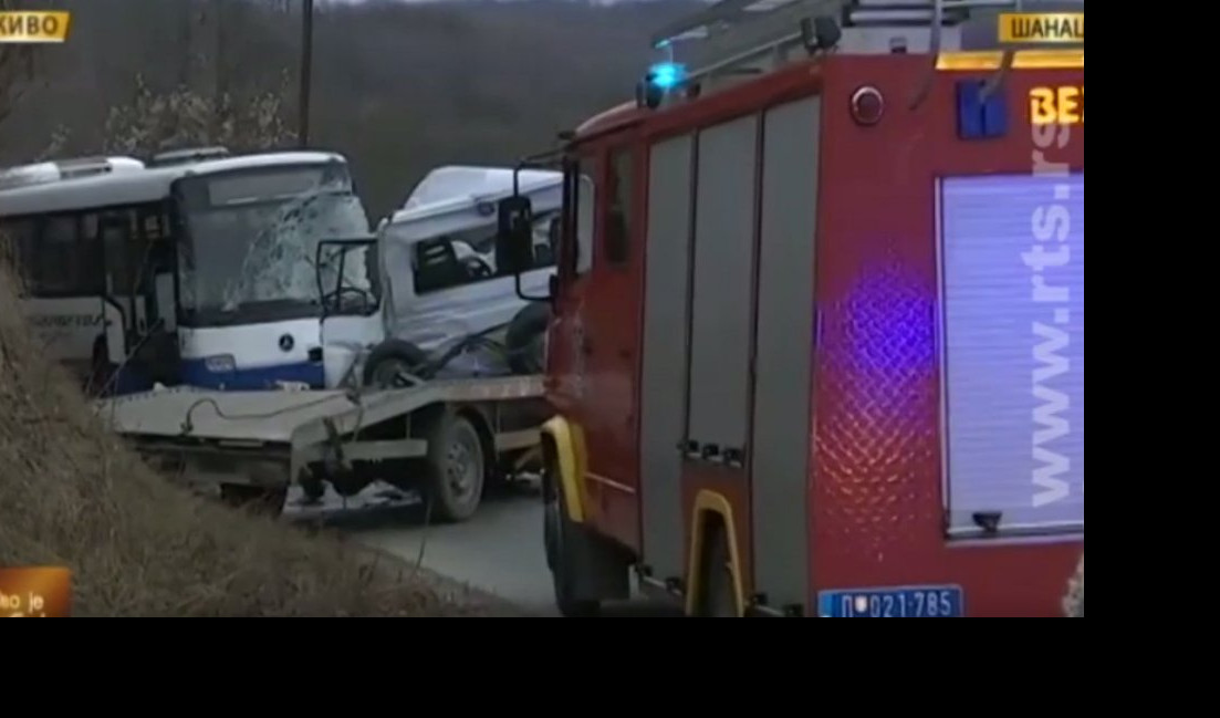 (VIDEO) ŠLEPER SE ZAKUCAO U AUTOBUS! Poginuo vozač kamiona, jedanaest osoba povređeno, među njima i DETE!