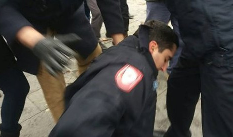 (VIDEO) STRAŠNO! Pogledajte kako "mirni demonstranti" brutalno tuku policajca u Banjaluci!