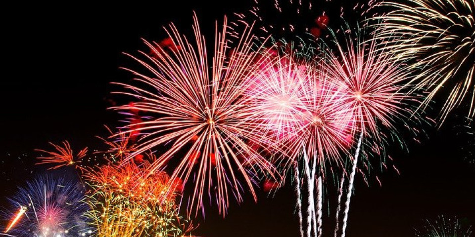 ZAPLENJENE 52 TONE VATROMETA vredne više od pola MILIONA EVRA! Italijanska policija zaplenom pirotehnike štiti građana od OZBILJNIH POVREDA!