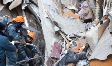 (FOTO) RASTE CRNI BILANS EKSPLOZIJE U RUSIJI! Ispod ruševina zgrade u Magnitorsku izvučena tela 26 osoba, 15 se i dalje vodi kao nestalo!