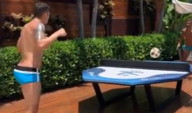 (VIDEO) BRAZILCI NE MIRUJU NI ZA VREME ODMORA! Tijago Silva igrao ping pong sa fudbalskom loptom