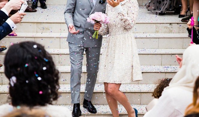 (FOTO) ROMANTIČNE VENČANICE PADAJU U ZABORAV? Da li biste ovo obukli na venčanju?