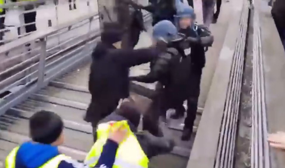 (VIDEO) DEMONSTRANT koji je golim rukama tukao francuskog policajca je BIVŠI BOKSERSKI ŠAMPION!