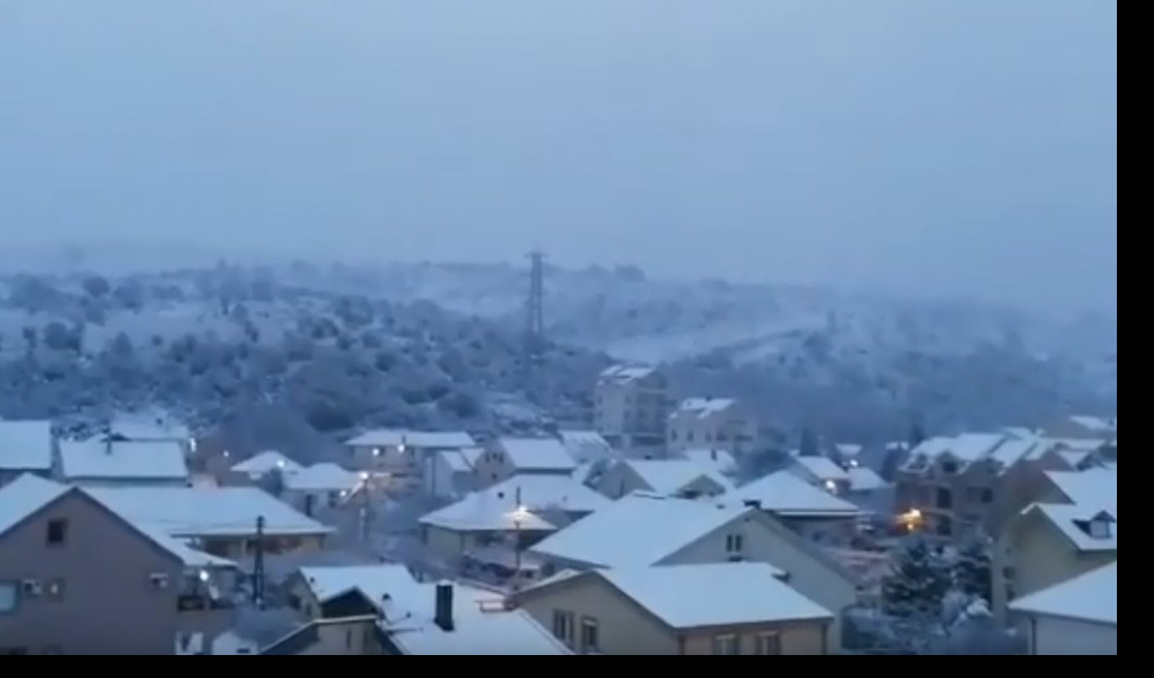 (VIDEO) HAOS U CRNOJ GORI! Sneg okovao Podgoricu, saobraćaj zaustavljen, letovi za Beograd otkazani