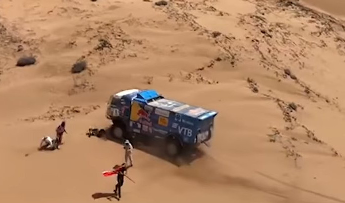 (VIDEO) UŽAS NA RELIJU DAKAR! Vozač s tri tone teškim kamionom pregazio navijača usred pustinje!