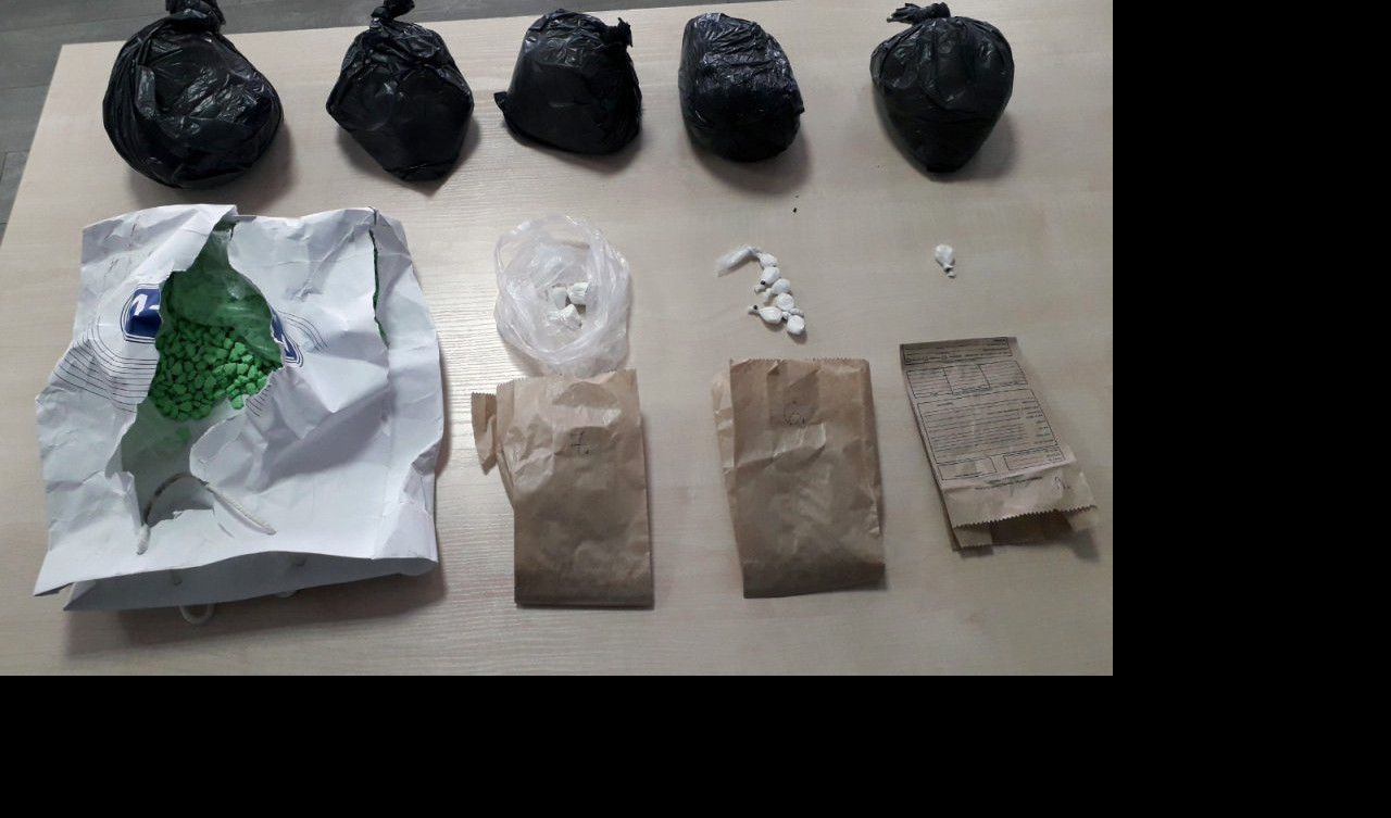 (FOTO) SPEKTAKULARNA AKCIJA POLICIJE! Pali sa 5,5 kila spida, 1.000 tableta ekstazija i kokainom!