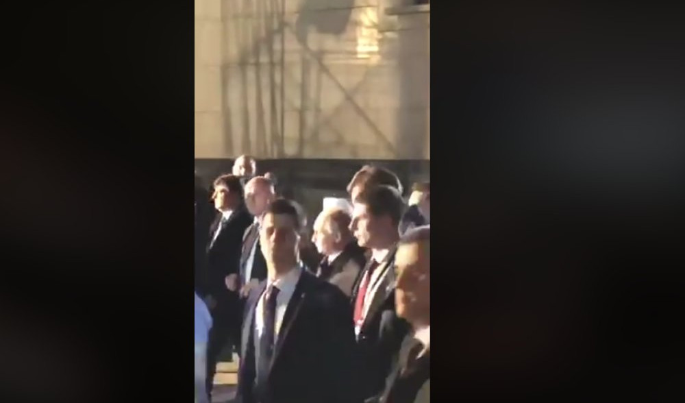 (VIDEO) PUTIN UŠAO MEĐU GRAĐANE SRBIJE I UČINIO OVO! Predsednik Rusije žestoko prekršio protokol ispred Hrama!