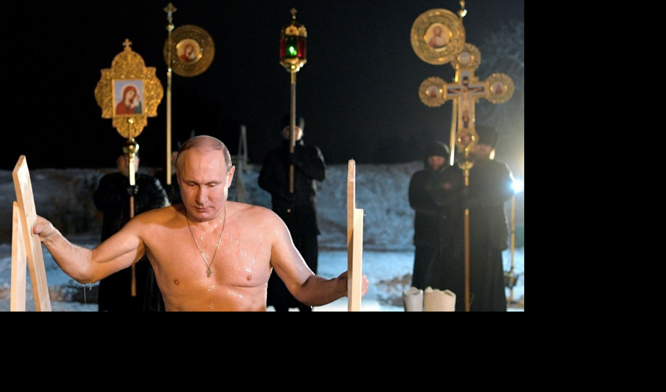 (FOTO) KRST NA GRUDIMA I JUNAČKO SRCE U VLADIMIRA! Putin i ove godine ZARONIO U LEDENU BOGOJAVLJENSKU VODU!