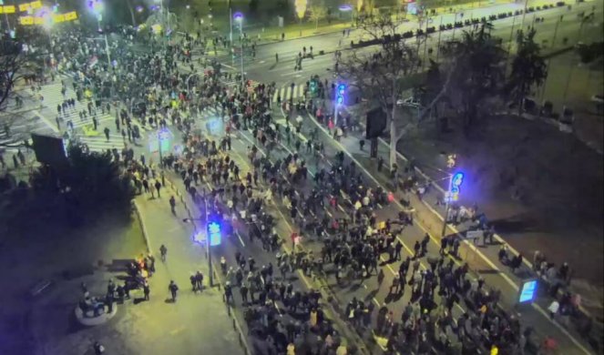 (FOTO) NOVI REKORD ĐILASOVIH PROTESTA! Toliko ih se okupilo u subotu uveče da ih je bilo NEMOGUĆE PREBROJATI!