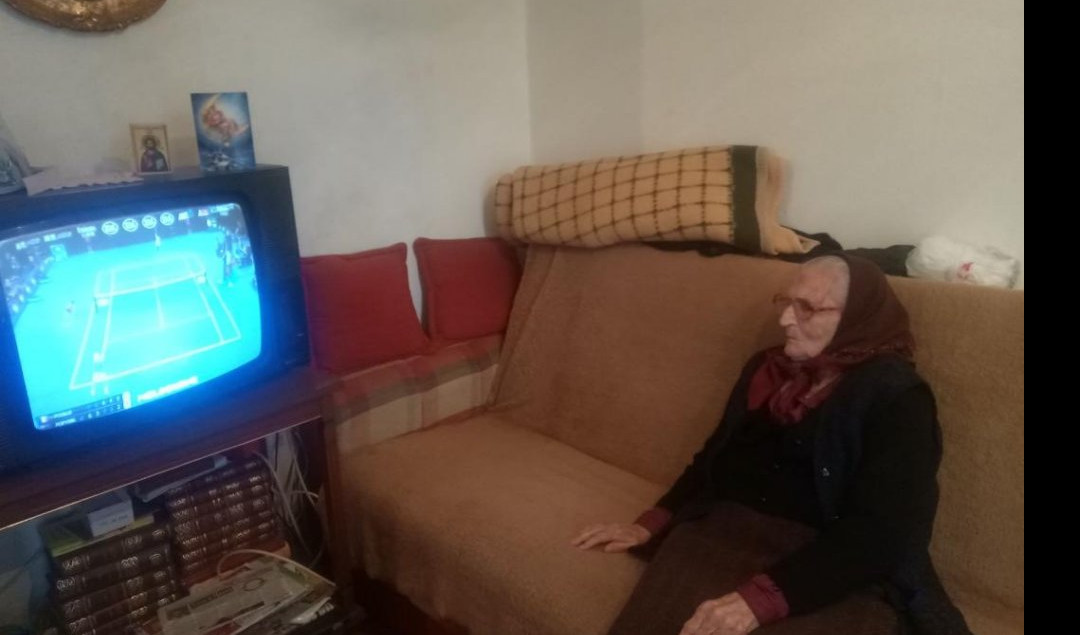(FOTO) NOLE JE PRAVI JUNAK! Baka Zorka (93) ne propušta Đokovićeve mečeve!