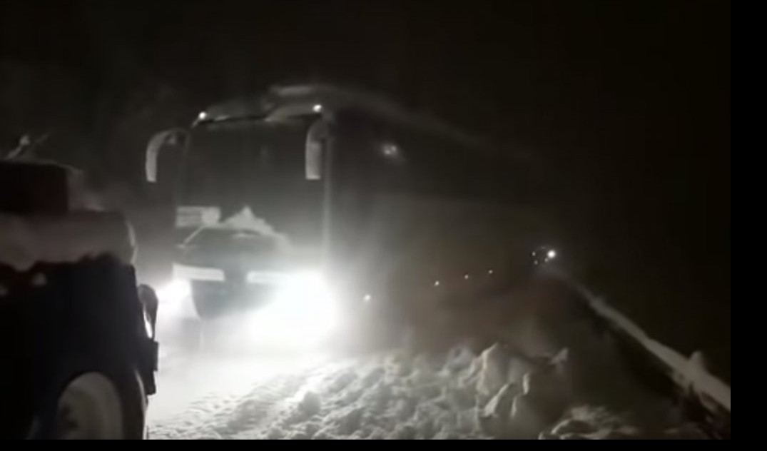 (VIDEO) OPASNOST OD LAVINA I ODRONA! Sneg otežava saobraćaj širom BiH!