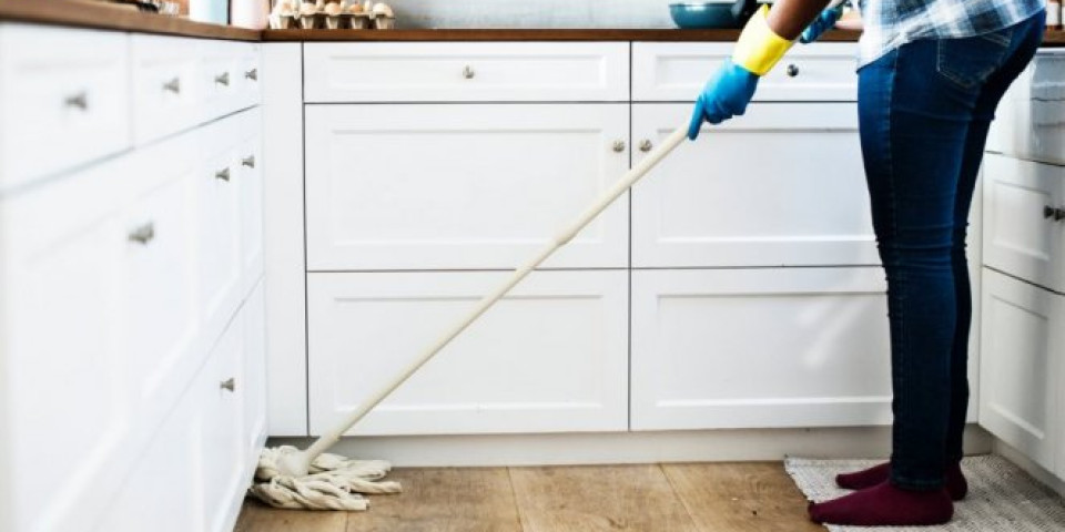 DOSADILA VAM JE SKUPA HEMIJA? Iskoristite OVU NAMIRNICU za čišćenje poda!