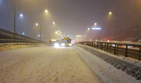 (FOTO) AUTOBUS PROKLIZAO KOD SAJMA! PUT BLOKIRAN! Sneg pada neprestano i stvara potpuni KOLAPS u Beogradu!