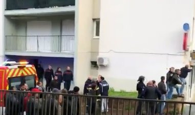 (FOTO/VIDEO) DRAMA NA KORZICI! Naoružani napadač ubio jednu i ranio 6 osoba, uzeo taoce i zatvorio se u zgradu