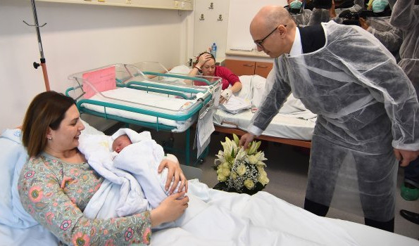 (FOTO) MILOŠ VUČEVIĆ posetio prvu bebu rođenu na 271. rođendan Grada Novog Sada