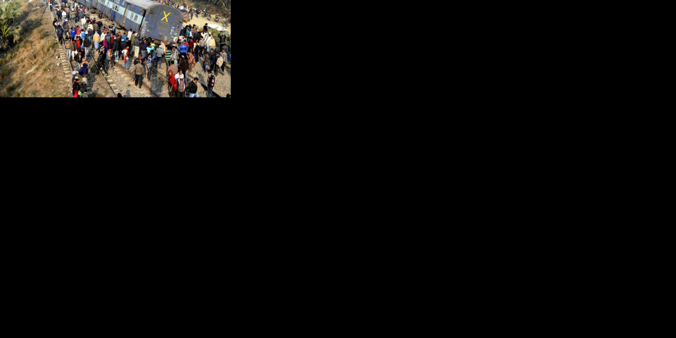 VOZ ISKOČIO IZ ŠINA! Sedam osoba poginulo u teškoj nesreći u Indiji, na desetine povređenih VOZ ISKOČIO IZ ŠINA! Sedam osoba poginulo u teškoj nesreći u Indiji, na desetine povređenih