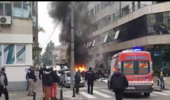 (VIDEO) AUTOMOBIL EKSPLODIRAO U POKRETU, POGINUO VOZAČ! Stravične scene u centru Podgorice (VIDEO) AUTOMOBIL EKSPLODIRAO U POKRETU, POGINUO VOZAČ! Stravične scene u centru Podgorice