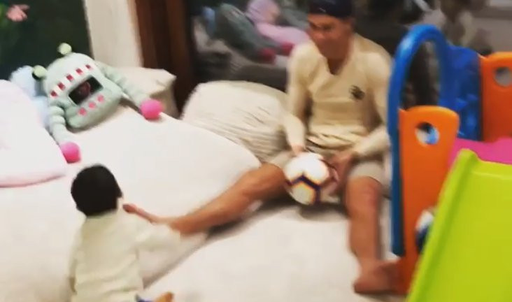 (VIDEO) BRAVO, TATA! Ronaldo 34. rođendan proslavio igrajući se sa sinom!