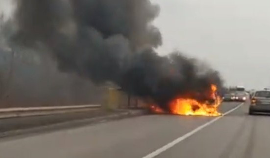 (VIDEO) TEŠKA NESREĆA KOD POŽAREVCA, AUTOMOBILI U PLAMENU, IMA POVREĐENIH!
