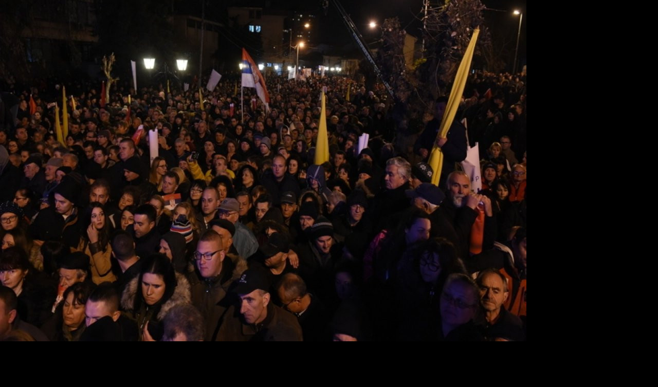 (FOTO/VIDEO) KAMPANJA "BUDUĆNOST SRBIJE"! Više desetina hiljada građana Vranja sa oduševljenjem pozdravilo predsednika Vučića i premijerku Brnabić!