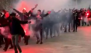 (VIDEO) FRANCUSKI ULTRASI OKUPIRALI MANČESTER pred sudar "svetaca" i "đavola"!
