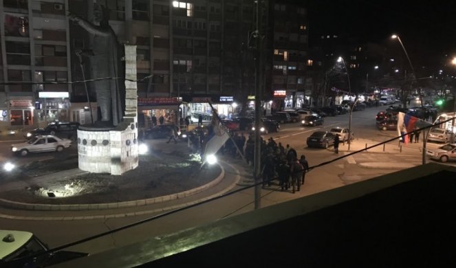 (FOTO) FIJASKO ANTISRPSKIH PROTESTA NA KIM! Nakon Gračanice, večeras debakl i u Kosovskoj Mitrovici!