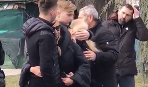 (VIDEO) POTRESNE SCENE JUTROS NA ŠABANOVOM GROBU! Porodica došla da zapali sveće, JECAJI PARAJU NEBO!