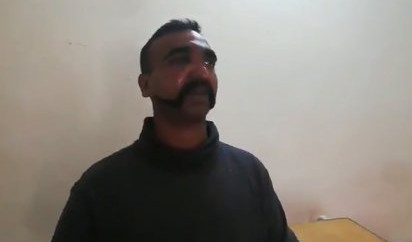 (VIDEO) OGLASIO SE ZAROBLJENI INDIJSKI PILOT! Njegova izjava ŠOKIRALA ceo svet!