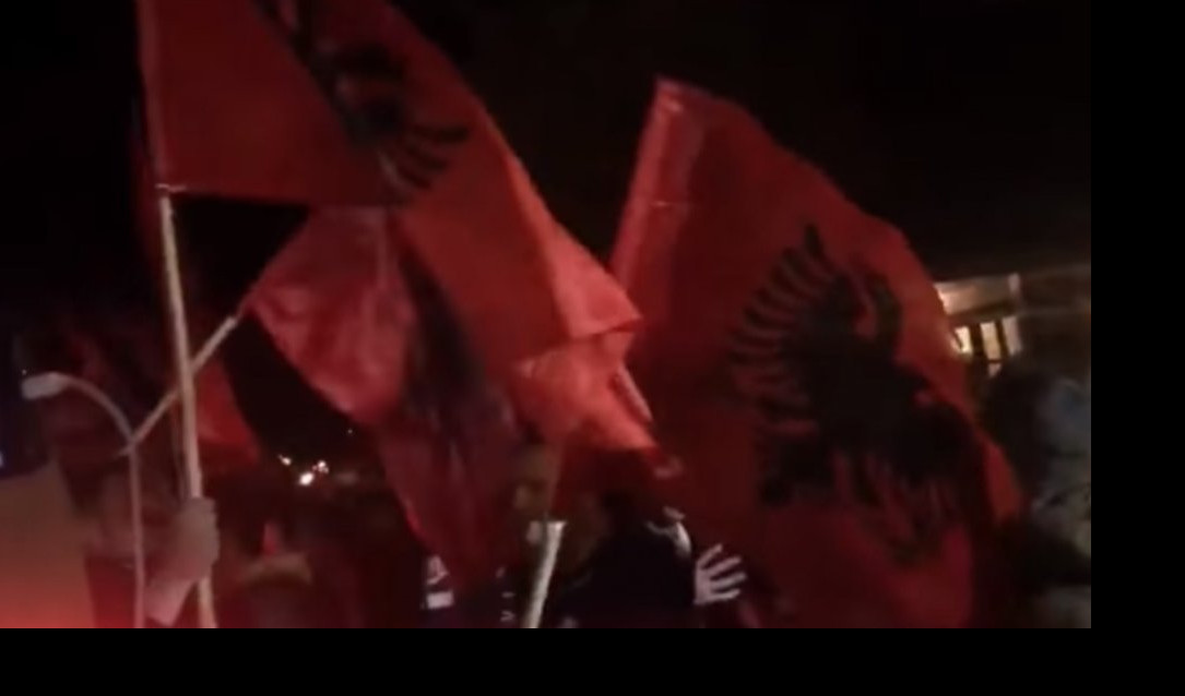 (VIDEO) DVOLIČNI MILOGORCI! Srpske zastave im ANTIDRŽAVNE, a za albanske i zastave OVK u Tuzima "imaju razumevanja"!