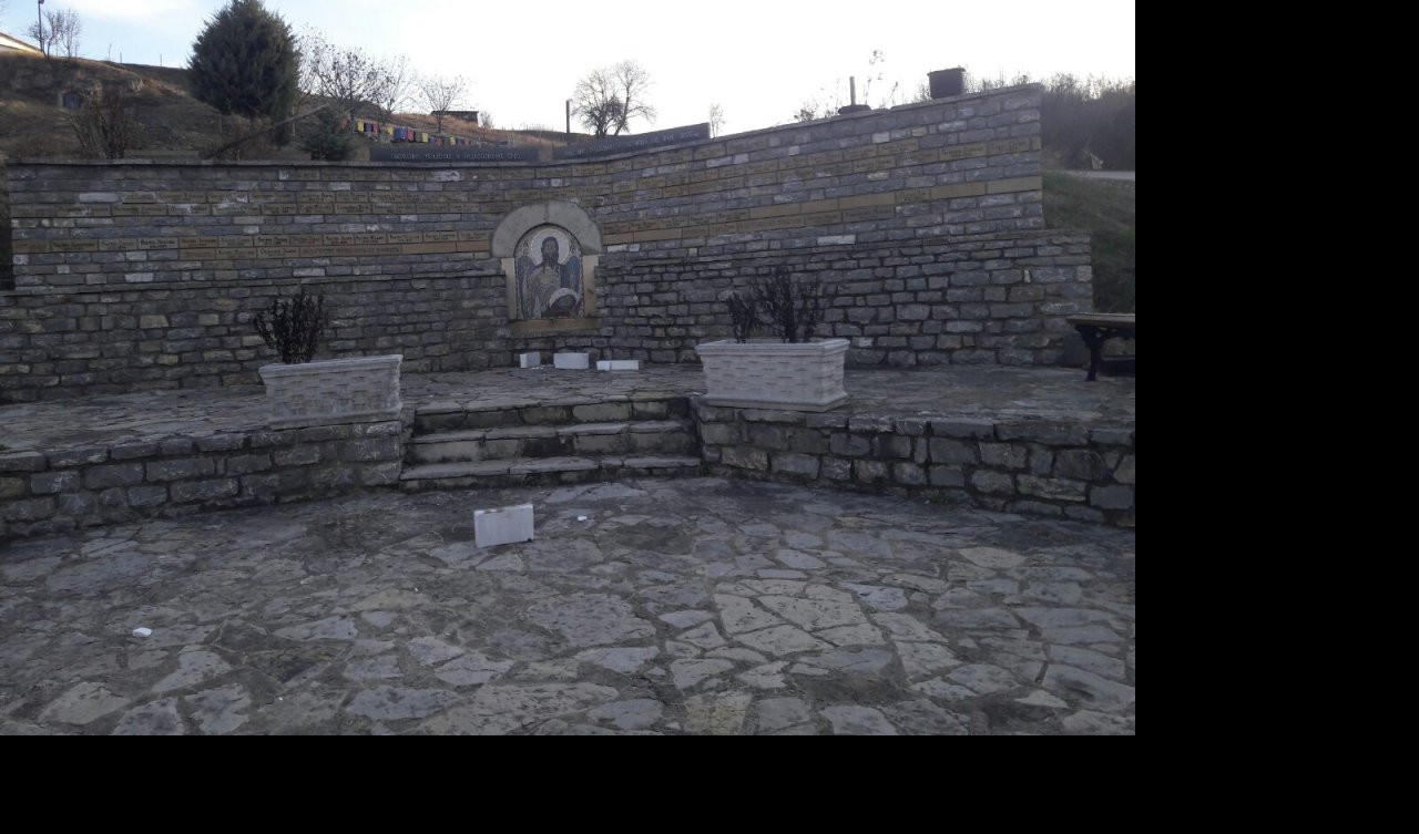 (FOTO) OPET NAM LOME KRSTOVE! Oskrnavljen spomenik nestalim Srbima u Velikoj Hoči na KiM!