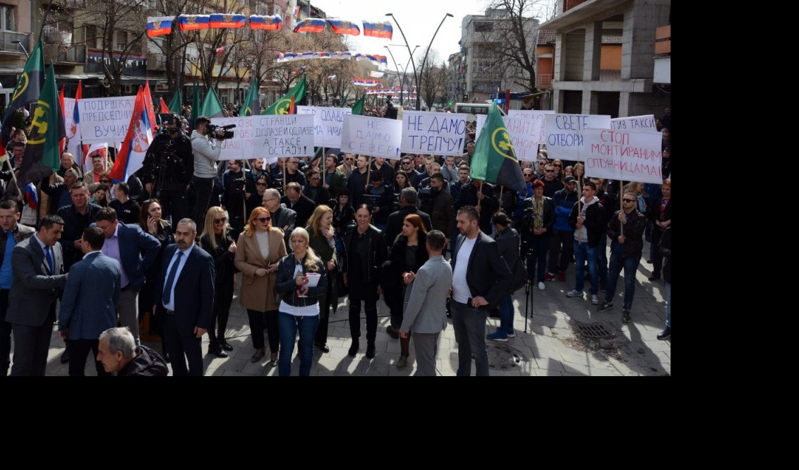 (FOTO) VELIKI PROTEST SRBA U KOSOVSKOJ MITROVICI: Ne damo Trepču, naše živote, slobodu i opstanak na KiM!