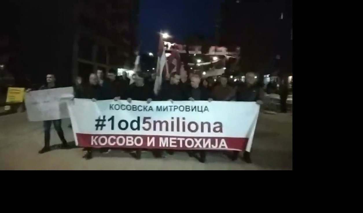 (FOTO) PROPAO PROTEST OPOZICIJE U KOSOVSKOJ MITROVICI! Građani shvatili da su prevareni pa cepali transparente!