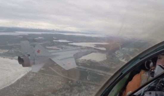 (VIDEO) ULJEZ UŠAO U RUSKI VAZDUŠNI PROSTOR, MIGOVI GA SMOTALI ZA TREN! Supersonični vazdušni duel u stratosferi iznad Arktika!