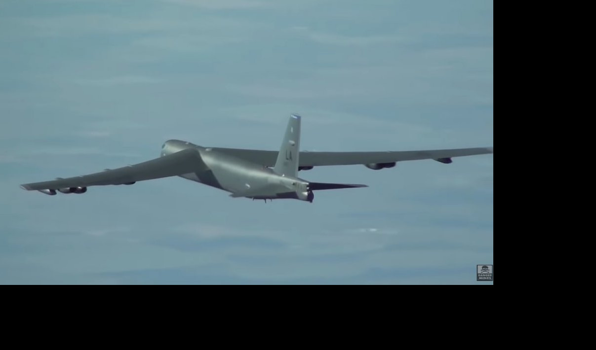 (VIDEO) AMERIČKI BOMBARDER KRENUO KA RUSKOJ GRANICI! SAD prebacile 3 aviona B-52 u Evropu, jedan ušao u zonu ruske PVO!