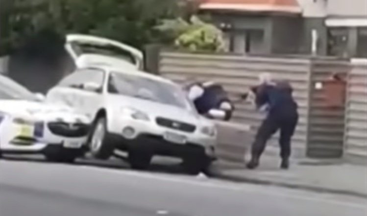 (VIDEO) OVAKO JE UHAPŠEN NOVOZELANDSKI BREJVIK! Policija ga opkolila dok je bio u kolima PUNIM EKSPLOZIVA!